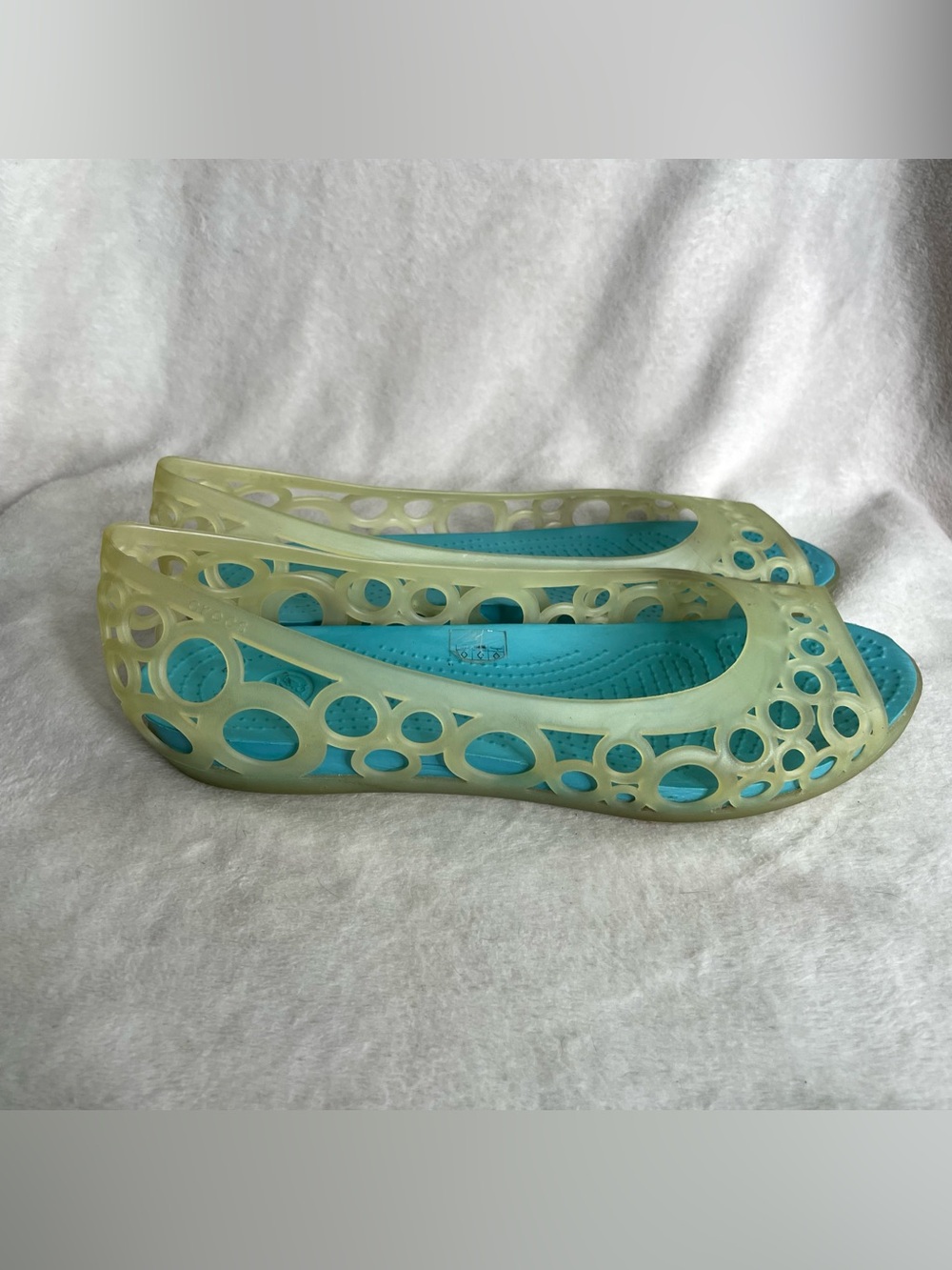 CROCS Women’s Teal Lined Jelly Flats with Pale Yellow Cutout Upper Size 9